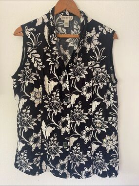 Ku de ta Black & White Floral Sleeveless Button Front Top